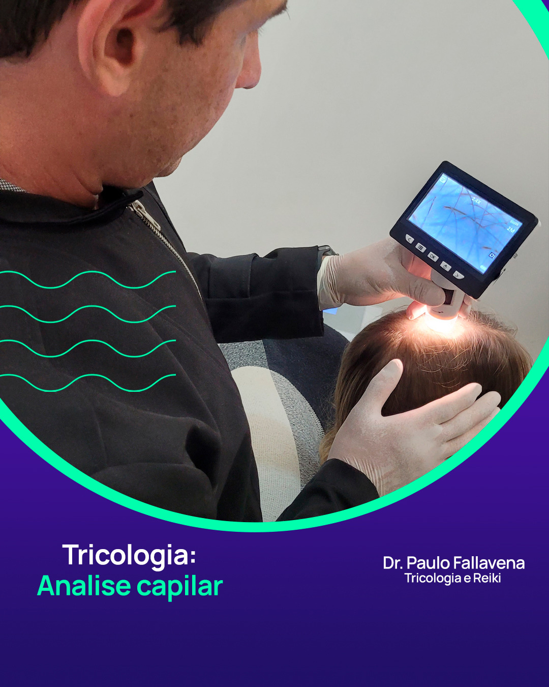 Profissional realizando análise capilar com equipamento de tricoscopia